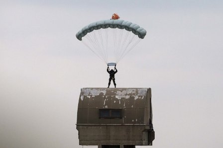 Lính dù Nga bay lượn trên bầu trời 'sát sườn' NATO ảnh 4